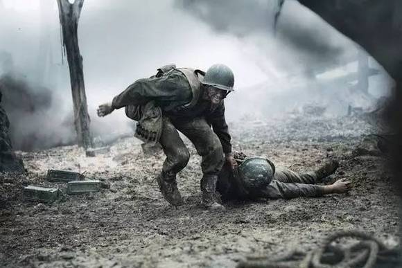 中国士兵在战壕里可以边打仗边聊天,聊累了,对着空气放两枪.
