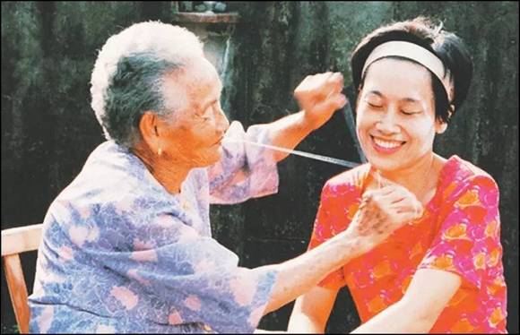 外国人用中华古法挽面原理，制成10分钟科学除毛小工具