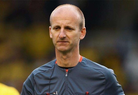 一代名哨出走英超,联赛管理者该反思自己的裁