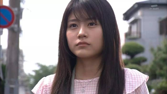所长觉得有村架纯的五官还算精致,只是脸型是硬伤,村气的很大一个
