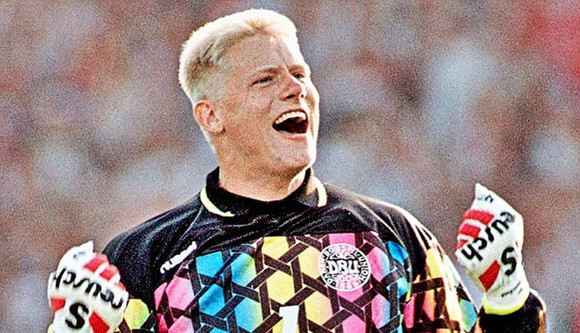 前曼联队门将彼得·舒梅切尔(peter schmeichel)在比赛中发挥了