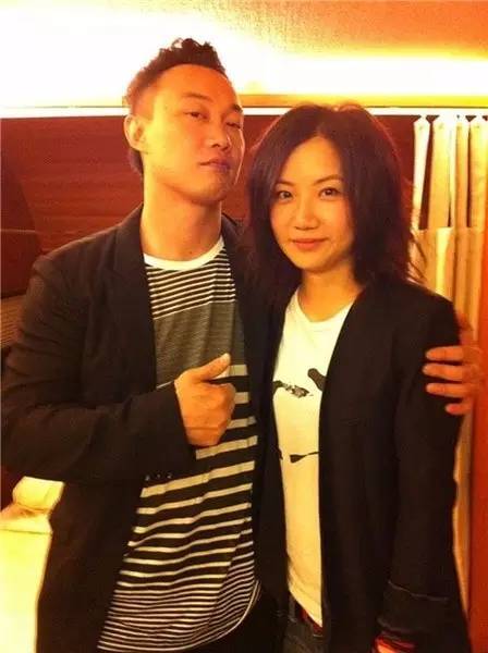 红遍香港,她是eason御用吉他手,金曲奖上的公开告白感动人心