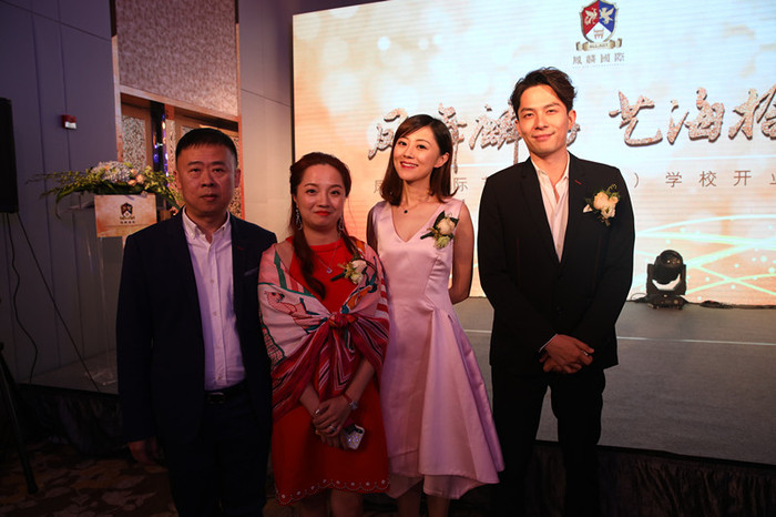 凤凰卫视《华闻大直播》节目主持人杨舒与凤凰卫视新闻主播李科夫等