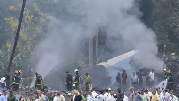一架波音737飞机坠毁,机上至少100人遇难