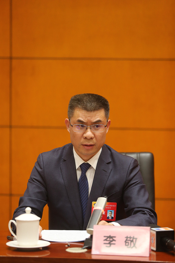 重庆市政协委员,重庆工商大学经济学院院长李敬 图片来源:秦勇/摄