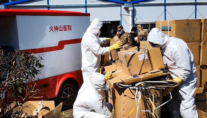 负责火神山医院院区垃圾清运及消毒工作的金科志愿者.