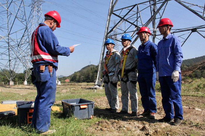 浙江宁波他们在50万伏高压线上带电作业消隐患保安全