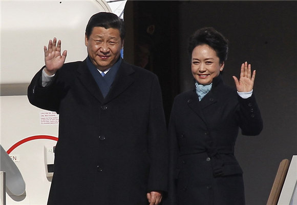 2013年3月22日,国家主席习近平和夫人彭丽媛抵达莫斯科,这也是彭丽媛第一次以“第一夫人”形象出现。图片来源:Google