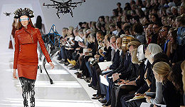 都说了是硅谷时装秀 又怎少得了无人机模特