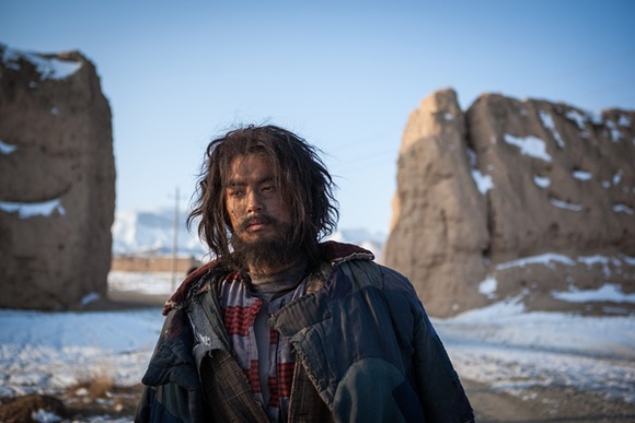 金世佳饰演流浪汉"勺子"