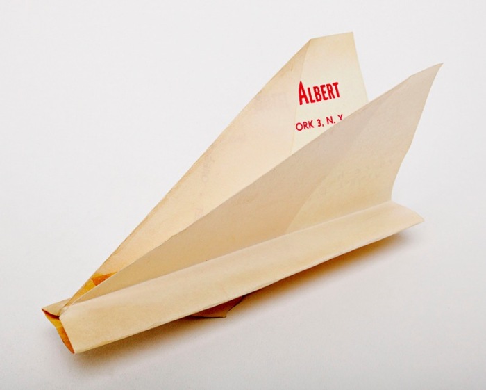 上世纪六七十年代，这个人捡起了飞过纽约街头的无数纸飞机| 界面新闻