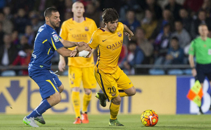 巴塞罗那西甲联赛10轮战罢积分榜领先_皇家马德里西甲联赛10轮战罢积分榜领先_西甲-10人皇马2-1皇家社会4连胜领跑