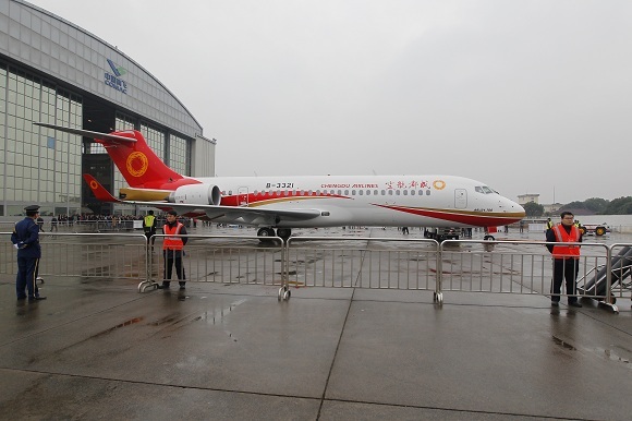 首架中国自主研发支线客机交付成都航空通过北美严酷自然结冰试飞| 界面新闻