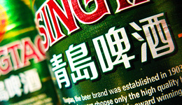两家传统行业公司的进与退：晨鸣纸业大股东买下青岛啤酒的两块地