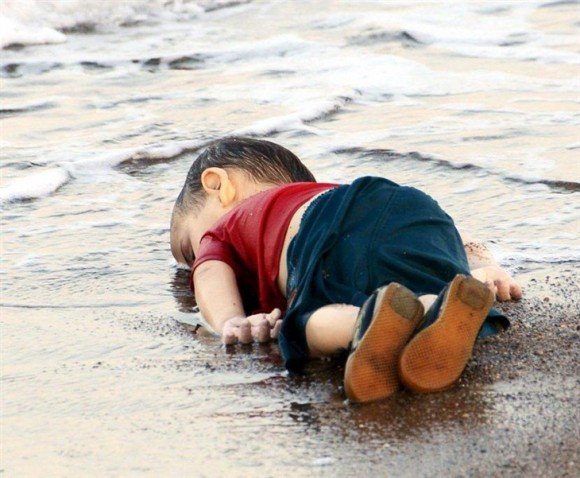 叙利亚小男孩 海滩图片