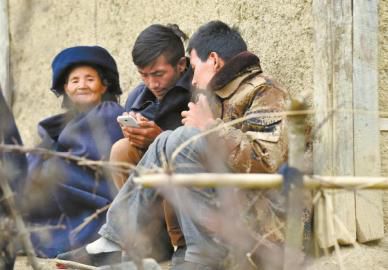 “悬崖村”村民能够通过智能手机与外界保持联系。