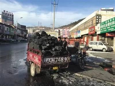 在大柳塔，用三轮车卖煤并不是新鲜事。
