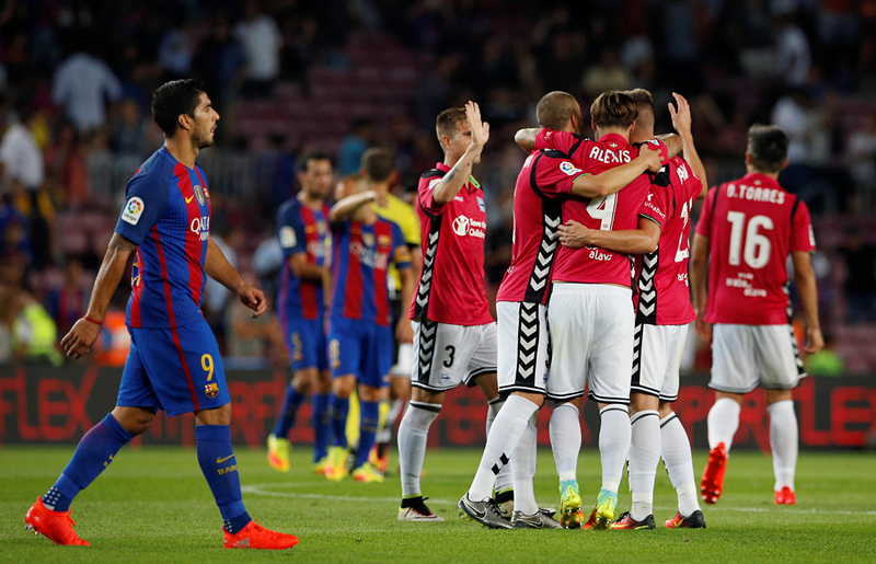 西甲联赛巴塞罗那阿拉维斯爆冷_西甲-10人皇马2-1皇家社会4连胜领跑_皇马5-2奥萨苏纳齐达内连胜纪录