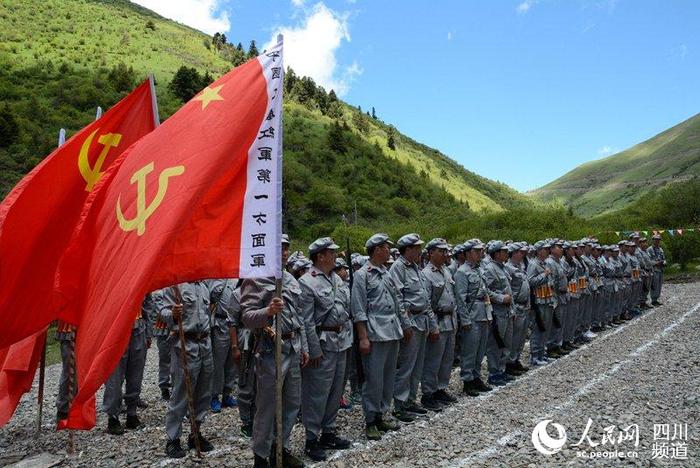 长征学院学员重走长征路。（图片由受访者提供）