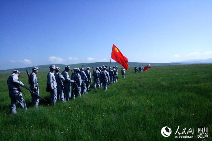 学员重新体验长征路上过草地。（图片由受访者提供）