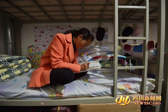  回到宿舍后，色准还要赶在熄灯前再温习一遍课本知识