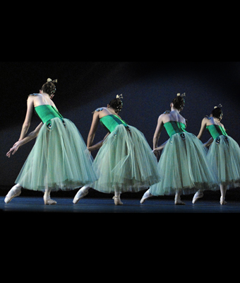 巴兰钦的芭蕾舞剧《珠宝》之祖母绿章节,由英国皇家芭蕾舞 团(Royal Ballet)在伦敦皇家歌剧院(Royal Opera House) 演绎,2007年