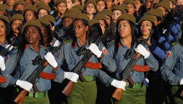 古巴阅兵庆祝武装部队建立60周年 民众高呼我