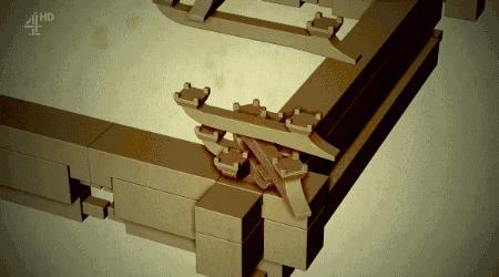 斗拱不仅异常坚固，能承受很大重力，甚至支撑起巨大的屋顶；还因其结构本身的特点，极富灵活性。