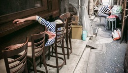 这位摄影师专拍日本街头的醉鬼