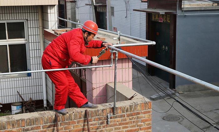 施工人员在安装如何管道。图片来源：视觉中国
