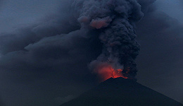 巴厘岛拉响火山喷发最高警报 旅游形势极不明朗