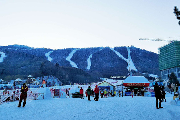 旅游旺季，亚布力阳光度假村里滑雪的稀松人群。摄影：刘成伟