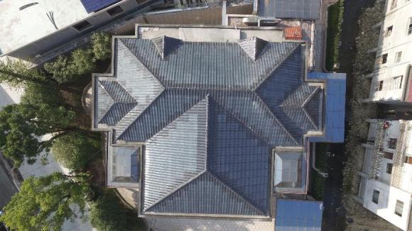 高空中俯视刘先生家别墅的汉瓦屋顶