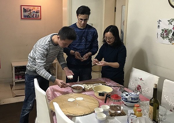 图说：留学生在老师家中感悟中国年 来源：上海工程技术大学.jpg