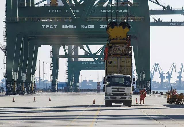 中美贸易为何而战?美国瞄准的是“中国制造2025”|《财经》封面