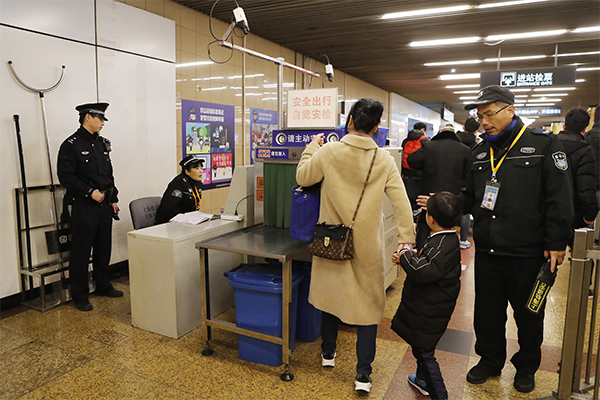 轨交民警对进站安检过程进行抽查.视觉中国