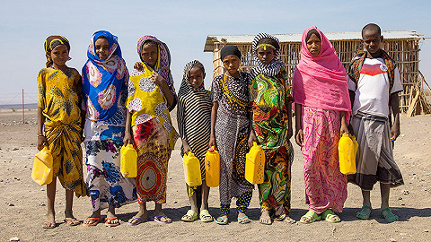 非洲游牧部落阿法遭遇严重旱灾 孩子找到水源才能上学