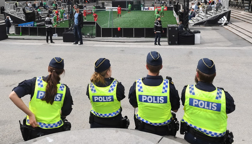中国游客回述瑞典警察暴力对待事件过程 回应