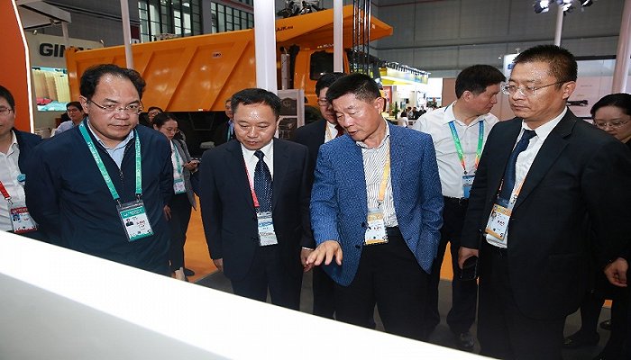 安徽省委副书记、省长李国英（左二）参观汉能展台 图片来源：汉能