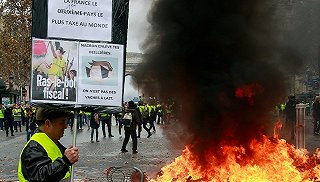 抗议油价飙升黄背心运动席卷法国,10万人示