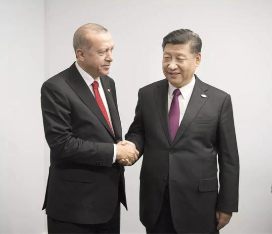 ——会见土耳其总统埃尔多安，表示支持土耳其为实现稳定发展所作的努力。