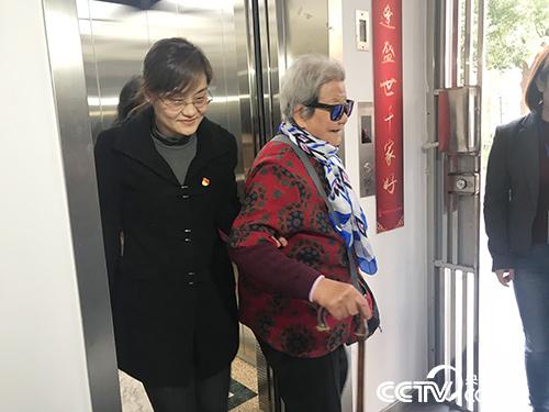 加装电梯后，93岁的李阿婆每天能“轻松”上下楼了。（孔华/摄）