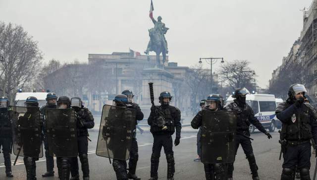 黄背心风波未平,法国警察发起蓝背心运动抗议