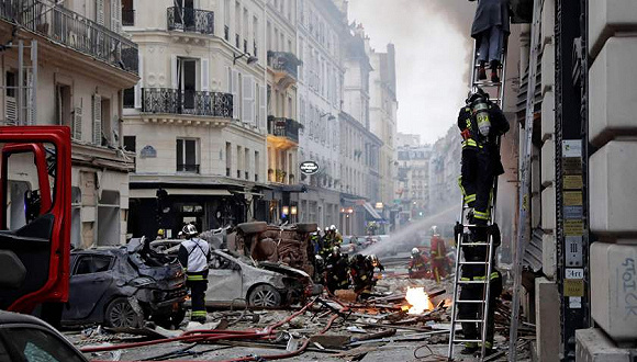 巴黎面包房爆炸事故20伤,事前消防员正处理燃