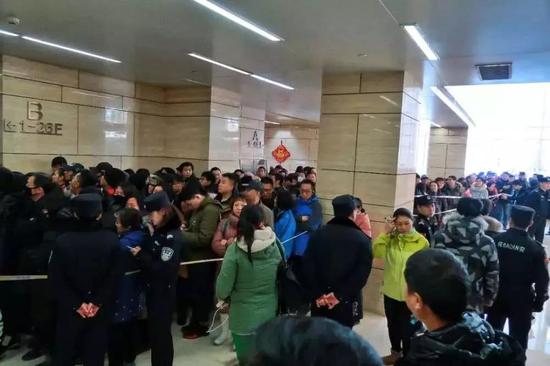 图：ofo排队退押金的人群