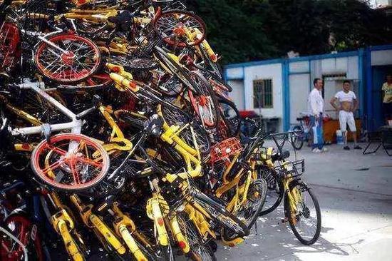 圖：盲目擴張后的“單車(chē)墳場(chǎng)”