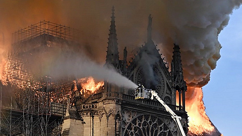 巴黎圣母院突遭大火塔尖坍塌，初步排除人为纵火