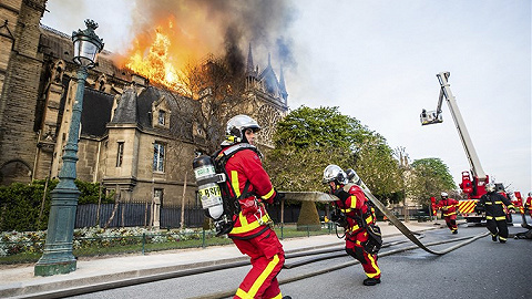 巴黎圣母院大火两天后，老佛爷百货集团宣布为巴黎消防员捐赠100万欧元