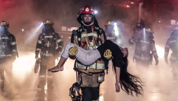 最美公主抱消防员图片图片