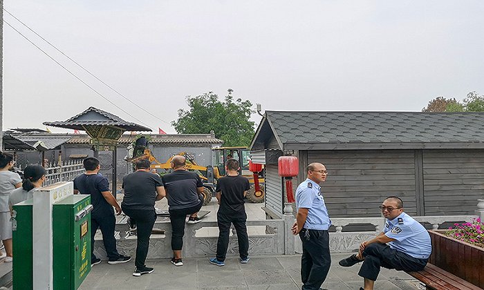 8月8日，景区售票处外的乔家堡村村民经营的小商品市场被拆除。摄影：翟星理